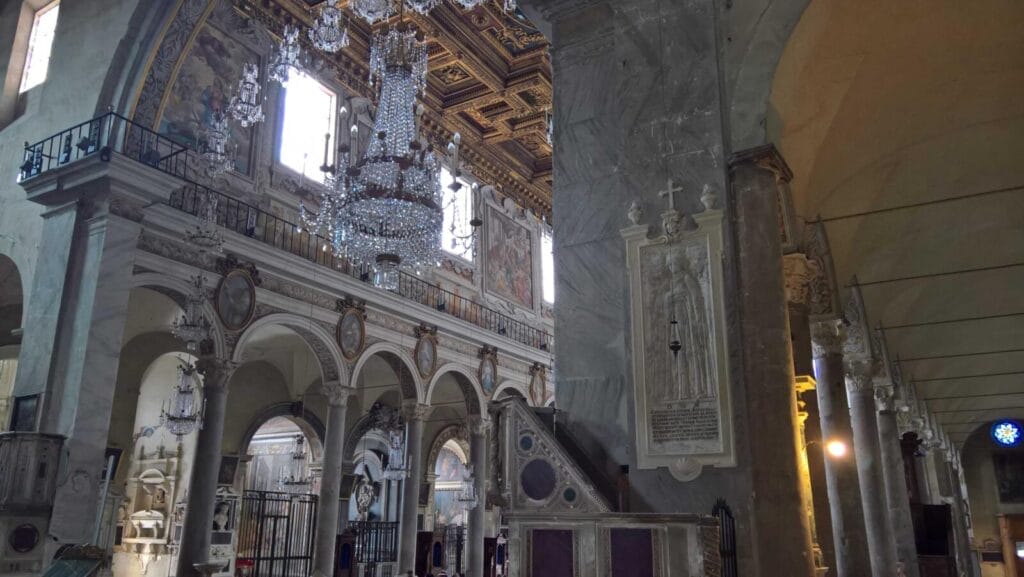 Unutrašnjost crkve Santa Maria in Aracoeli u Rimu s grobom kraljice Katarine Kotromanić.