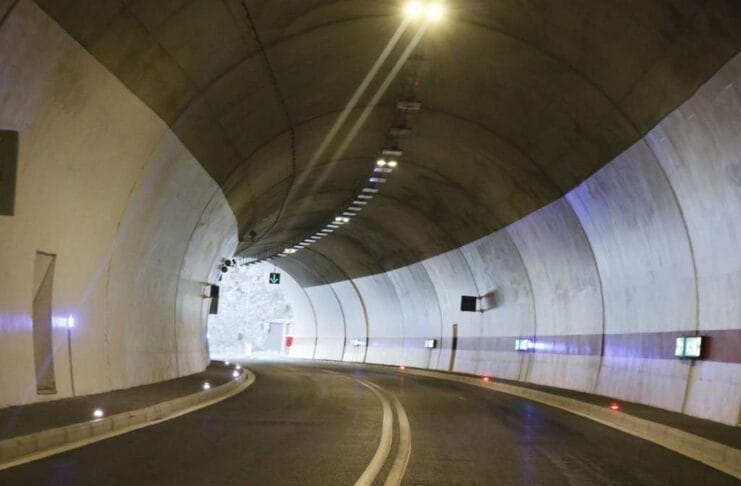 Završeni su radovi u tunelu Ivan na autoputu A-1 dionica Bradina-Tarčin i saobraćaj je normalizovan, saopćeno je iz BIHAMK-a.  