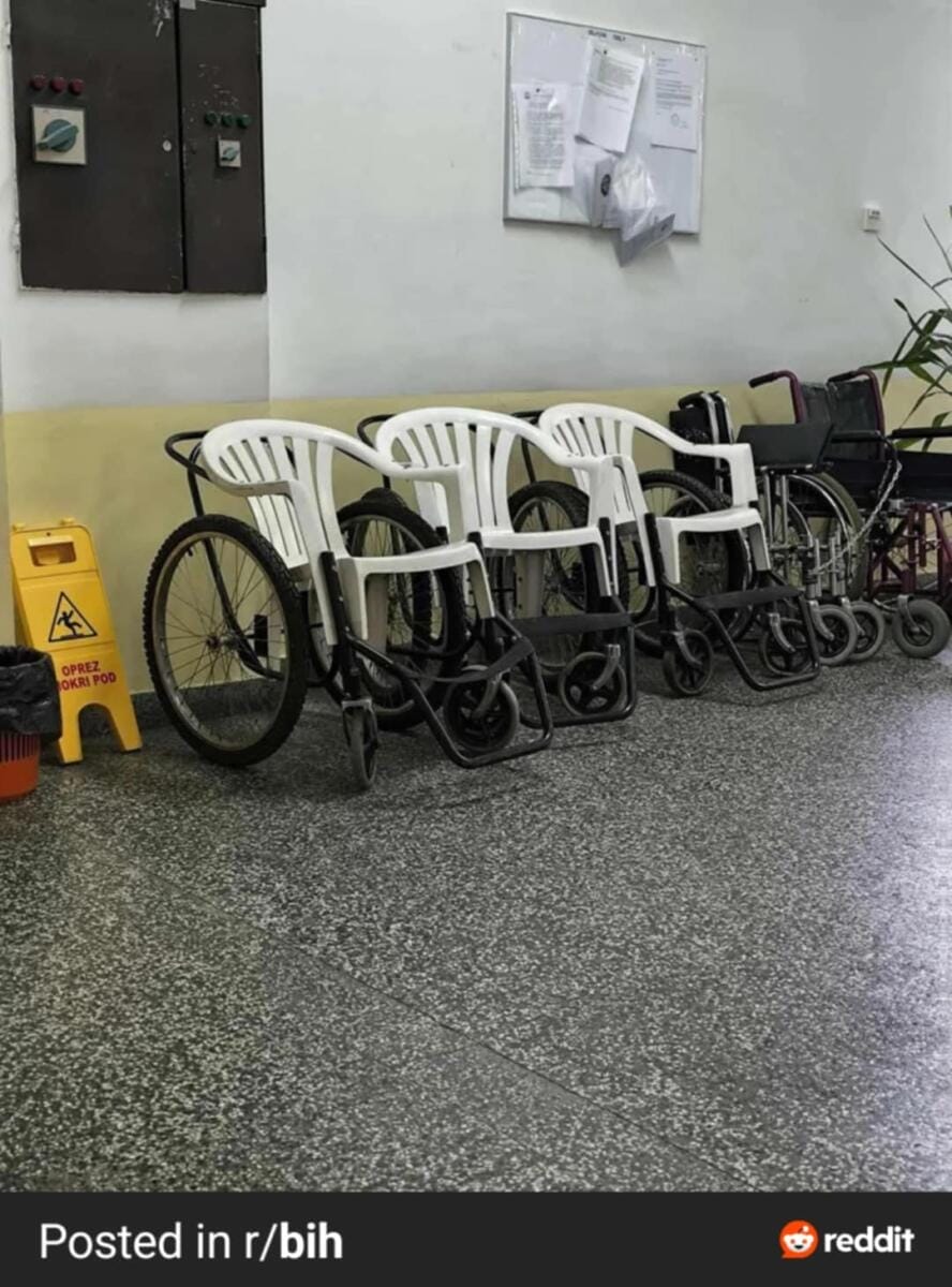 Plastične stolice pretvorene u invalidska kolica izazvale polemiku