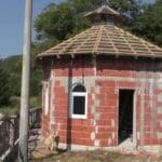 U selu Kijevo kod Sanskog Mosta odvija se nesvakidašnja priča – u dvorištu svoje porodične kuće, Esad Agić gradi malu džamiju.