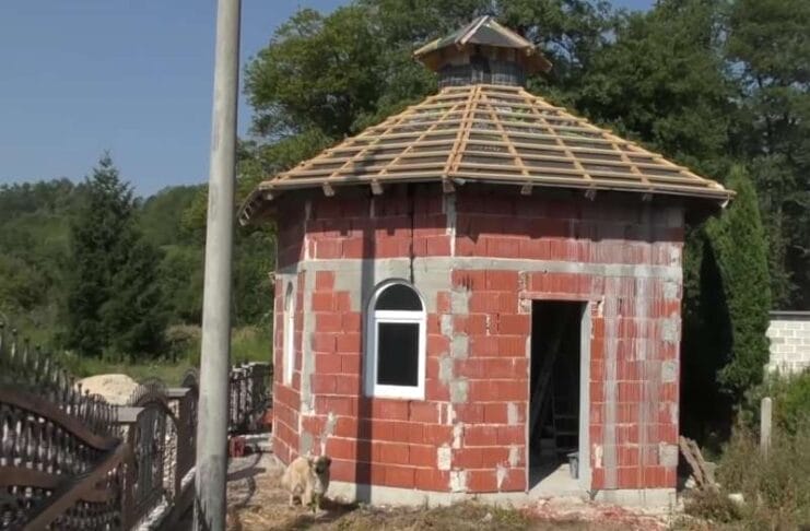 U selu Kijevo kod Sanskog Mosta odvija se nesvakidašnja priča – u dvorištu svoje porodične kuće, Esad Agić gradi malu džamiju.
