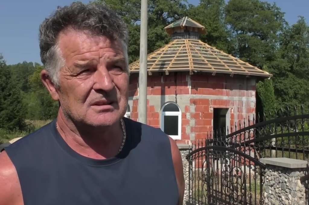 U selu Kijevo kod Sanskog Mosta odvija se nesvakidašnja priča – u dvorištu svoje porodične kuće, Esad Agić gradi malu džamiju.