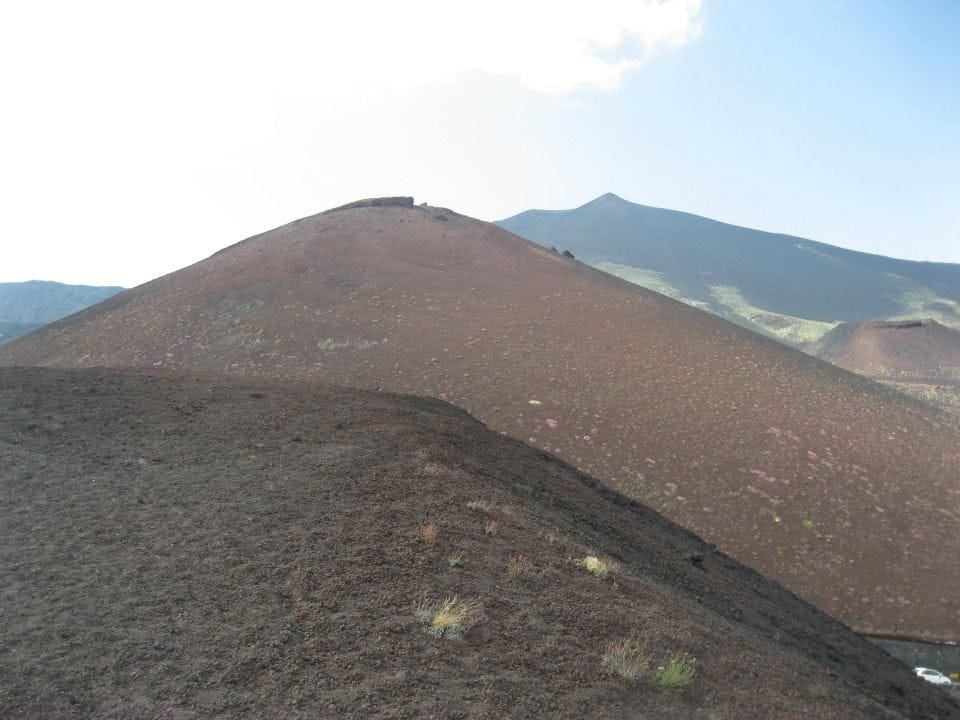 U vagonu gdje žena odlazi, Vulkanski pejzaž planine Etna