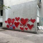 Prijeteća poruka Jergoviću prešarana crvenim srcima