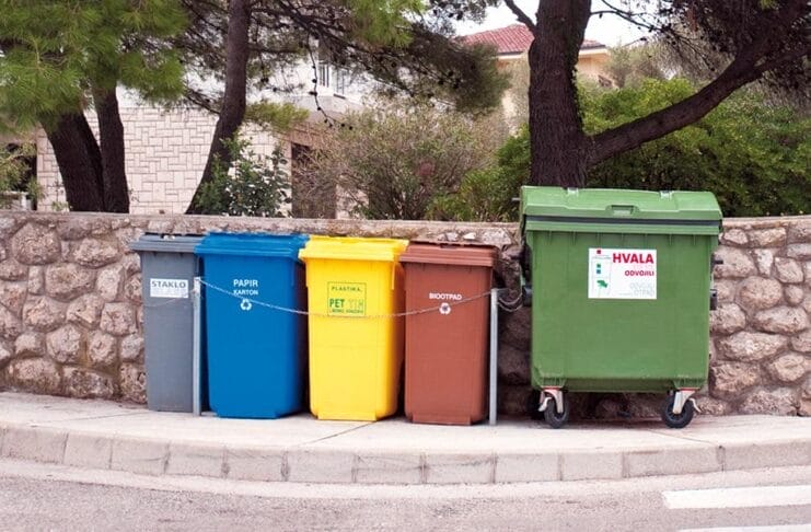 Tuzla: Počela podjela novih kanti za smeće u Ši Selu