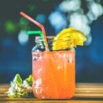 Hladna pića na visokim temperaturama mogu više štetiti nego koristiti, izazivajući sužavanje krvnih sudova i povećanje osjećaja toplote. Stručnjaci preporučuju umjerene temperature napitaka.