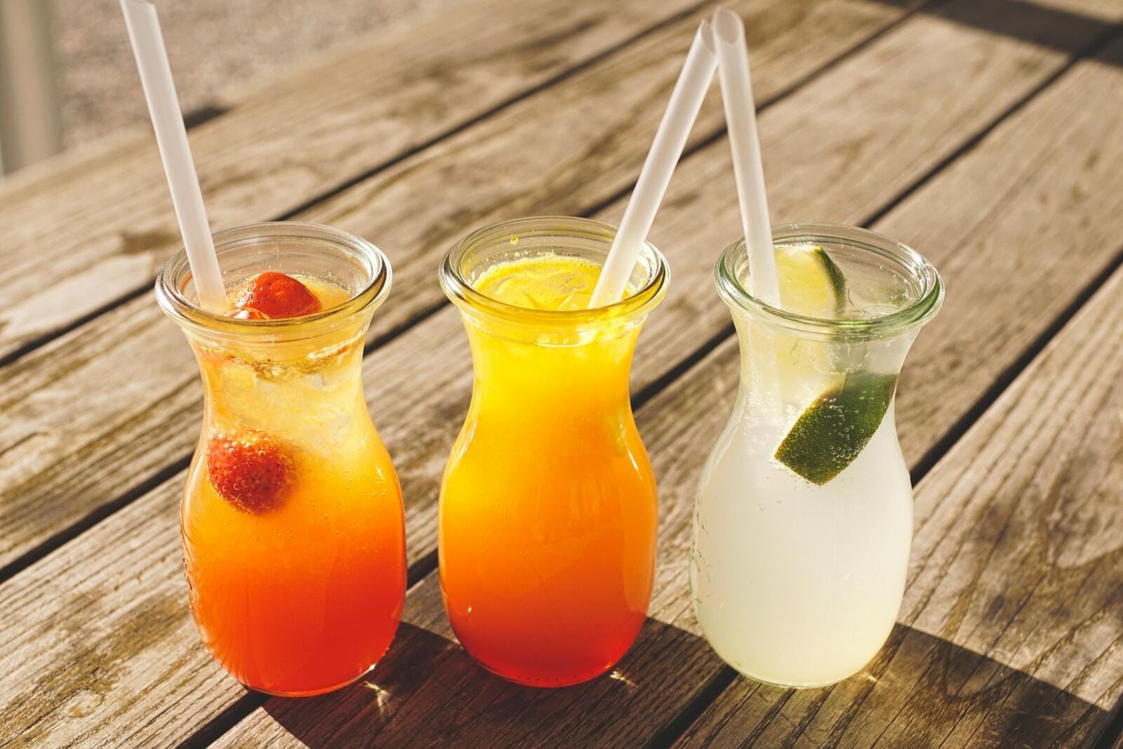 Hladna pića na visokim temperaturama mogu više štetiti nego koristiti, izazivajući sužavanje krvnih sudova i povećanje osjećaja toplote. Stručnjaci preporučuju umjerene temperature napitaka.