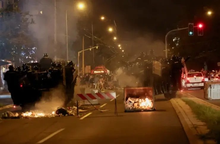 Protesti u Srbiji šestu noć zaredom: Sukobi s policijom i razbijene SNS prostorije