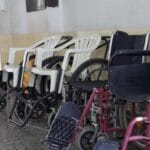Plastične stolice pretvorene u invalidska kolica izazvale polemiku