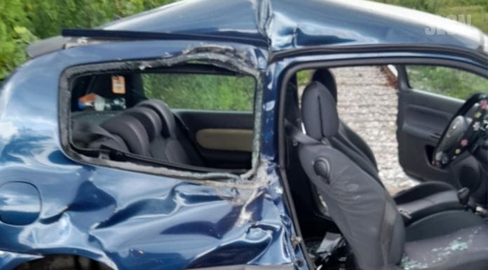 Sudar na pružnom prelazu, voz udario auto
