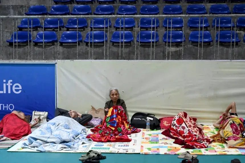 Ljudi pronalaze utočište u Pokrajinskoj gimnazijskoj dvorani Nghe An u gradu Vinh, provincija Nghe An, 25. augusta 2025. godine, prije nego što tajfun Kajiki stigne do Vijetnama.Nhac Nguyen/AFP/Getty Images