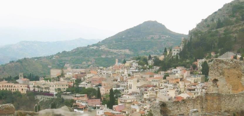 U vagonu gdje žena odlazi, Pogled na Taorminu sa brda