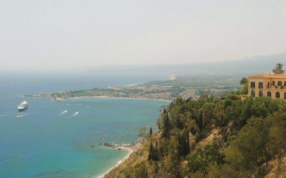 U vagonu gdje žena odlazi, Panorama mora iz Taormine
