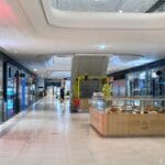 U Federaciji BiH uvođenje neradne nedjelje promijenilo je navike kupaca – pa veliki broj građana nedjeljom odlazi u tržne centre i markete u Republici Srpskoj