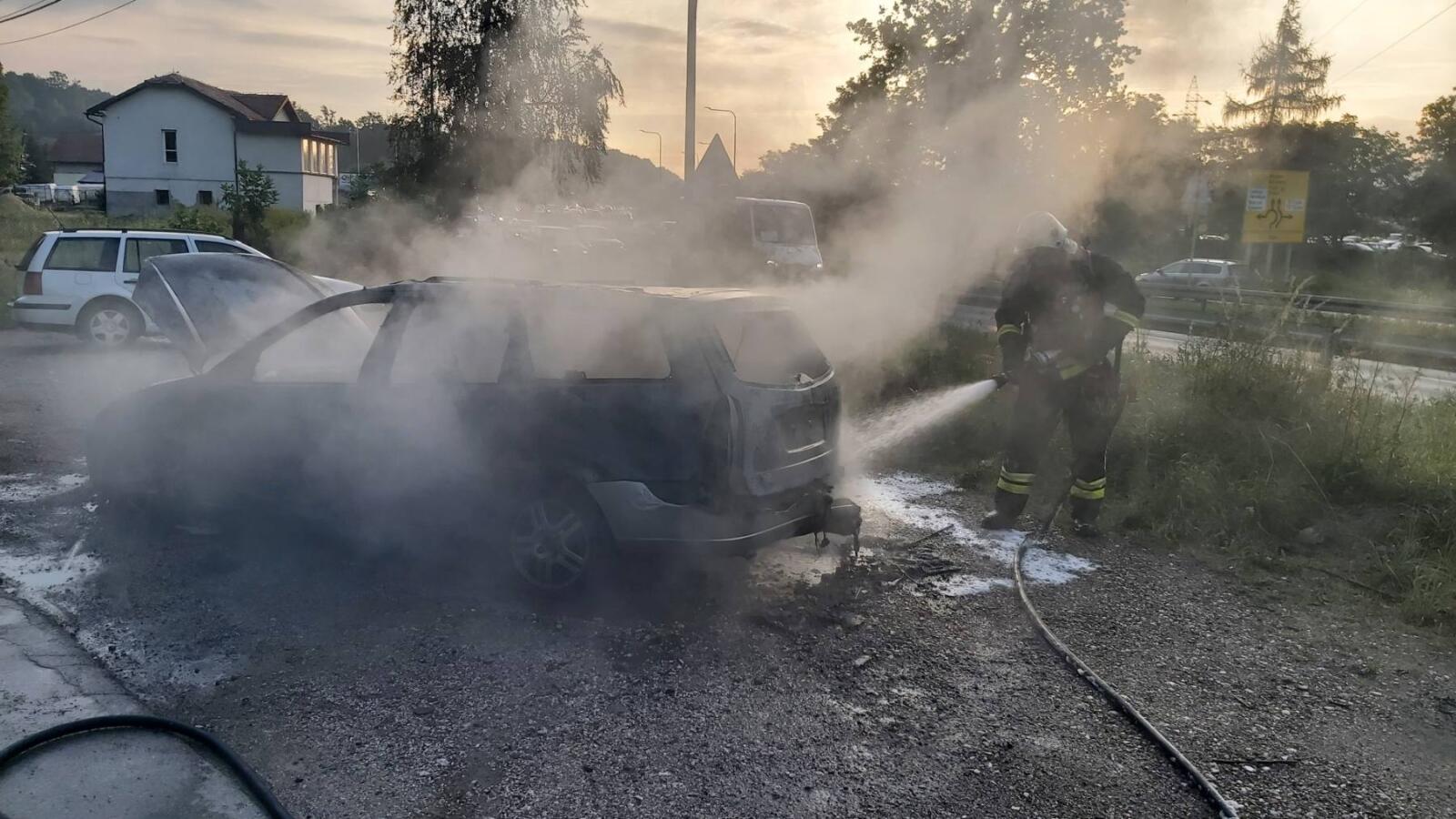 Požar automobila u Bukinju izbio je 19. augusta 2025. preko puta TE Tuzla, povrijeđenih nije bilo