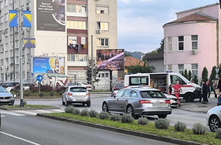 Saobraćajna nesreća na kružnom toku Tenis u Tuzli